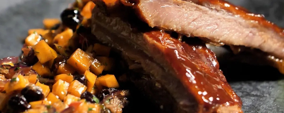 Costela suína assada com tartare de abóbora