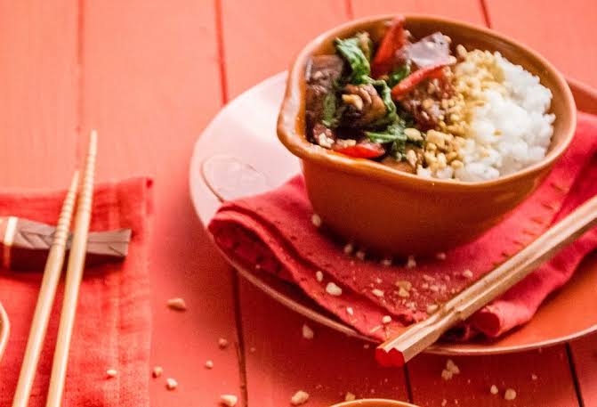 Prepare em Picadinho Oriental com Lombo e Abacaxi