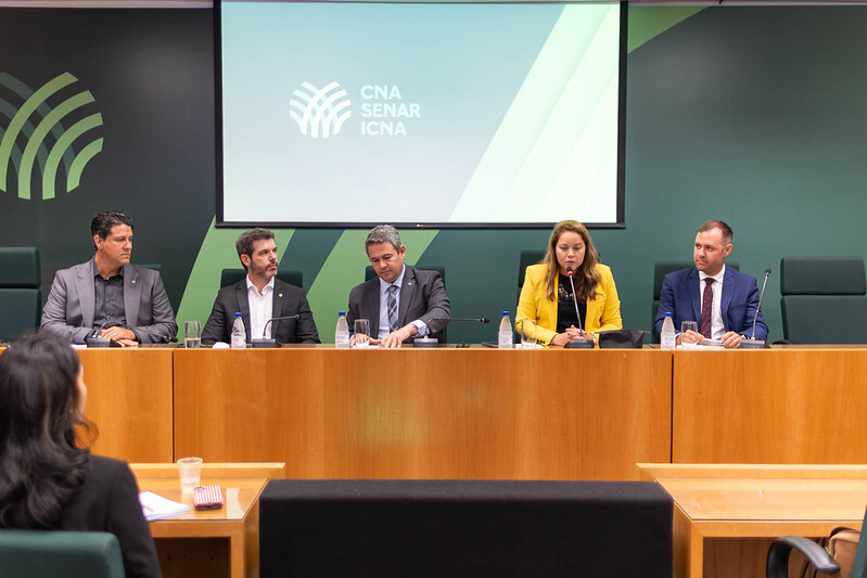 CNA reúne diplomatas de 14 países e da UE para reafirmar rigor sanitário da carne brasileira