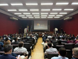 Médico-veterinário é peça estratégica para a sanidade e competitividade das cadeias de aves e suínos