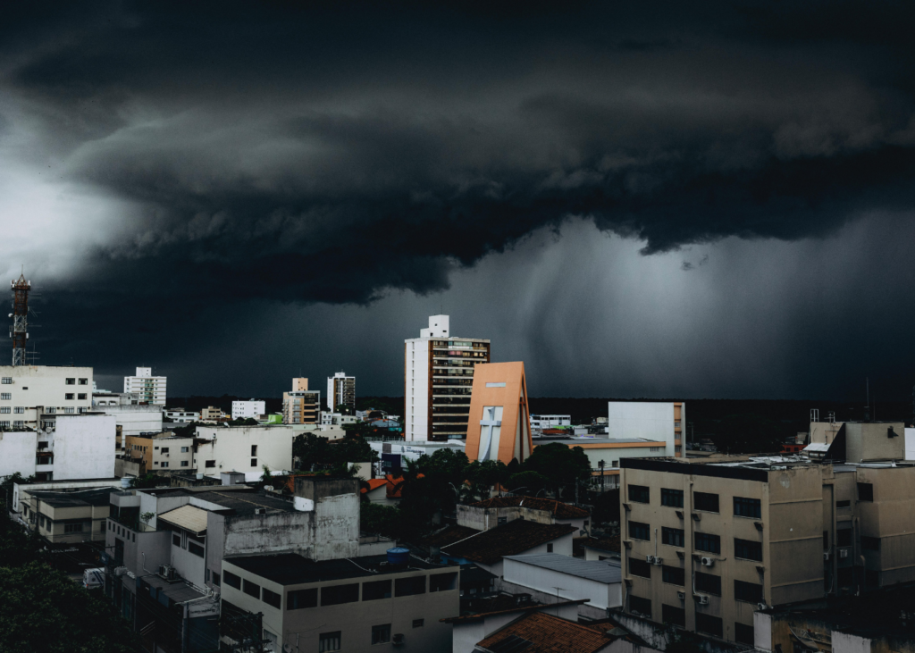 Baixa pressão intensifica chuva no Centro-Oeste e no Sudeste, com aviso de tempestades nesta quinta (15)