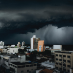 Baixa pressão intensifica chuva no Centro-Oeste e no Sudeste, com aviso de tempestades nesta quinta (15)