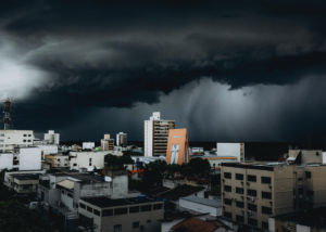 Baixa pressão intensifica chuva no Centro-Oeste e no Sudeste, com aviso de tempestades nesta quinta (15)