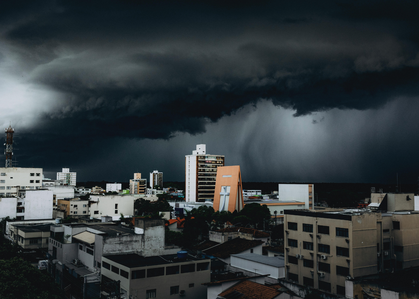 Baixa pressão intensifica chuva no Centro-Oeste e no Sudeste, com aviso de tempestades nesta quinta (15)