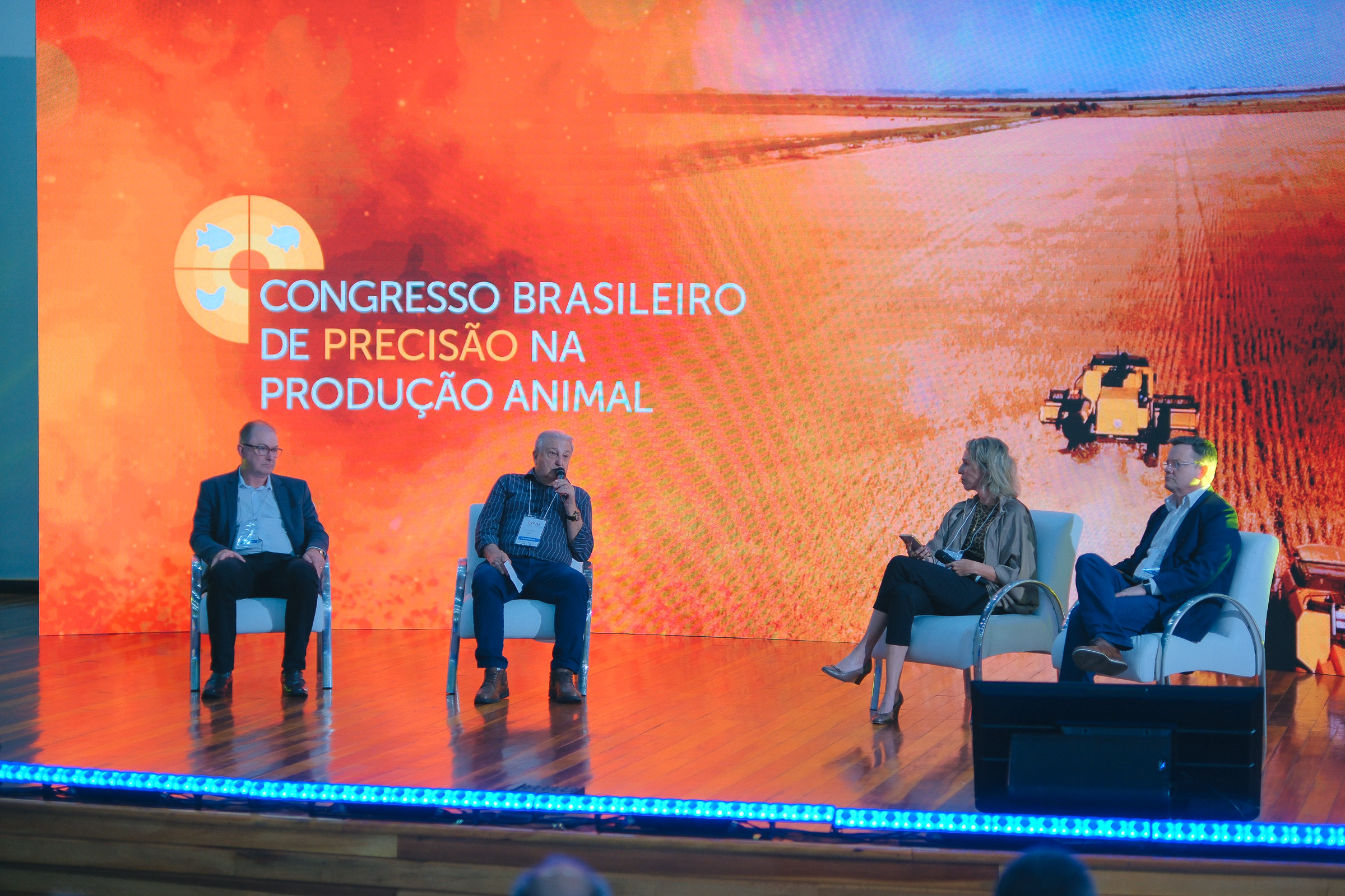 Primeiro dia da AveSui 2026 reúne público expressivo e debates de alto nível em Cascavel Primeiro dia da AveSui 2026 reúne público expressivo e debates de alto nível em Cascavel