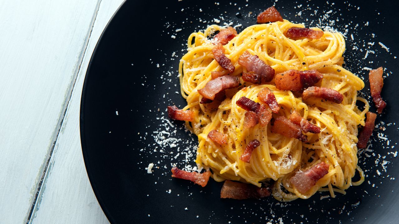 Receita de Carbonara: o clássico prato italiano que une carne suína e ovo