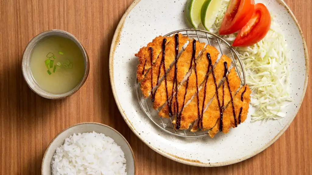 Tonkatsu: prato asiático com carne suína empanada