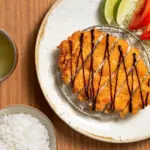Tonkatsu: prato asiático com carne suína empanada